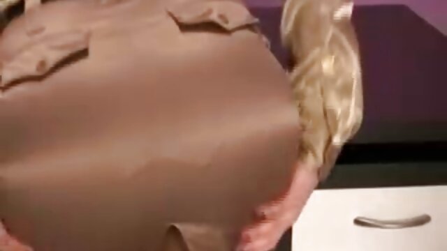 Маш сайн :  Бүрэн цээжтэй brunette унтлагын өрөөнд зарим нэг ноцтой цохилт авдаг Халуун порно кино 