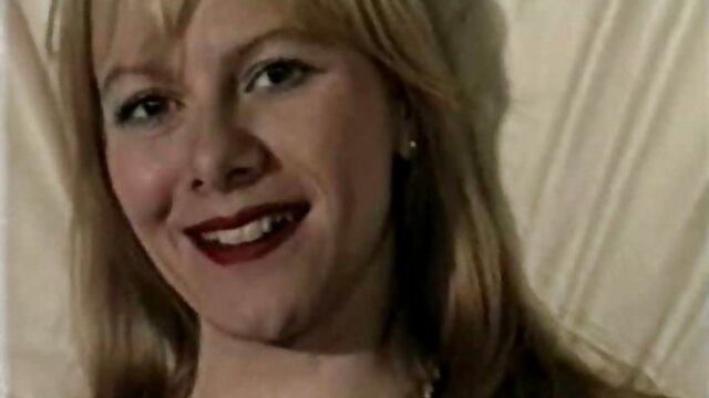Гайхалтай :  Адриана Чечик халзан эрийг унтлагын өрөөнд урьжээ Насанд хүрэгчдийн XXX кино 